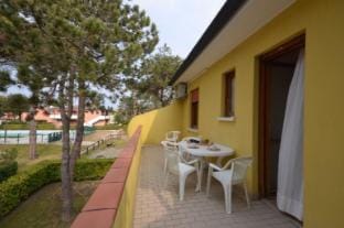 Perfect holiday aprtment for 6 guests with garden and pool by Beahost Rentals Apartment in Bibione