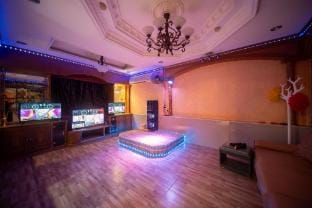 Bigg Villa, 6 BR, DJ , Kitchen, BBQ , Hot Tub, Gym Villa in Pattaya City