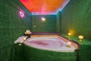 Bigg Villa, 6 BR, DJ , Kitchen, BBQ , Hot Tub, Gym Villa in Pattaya City