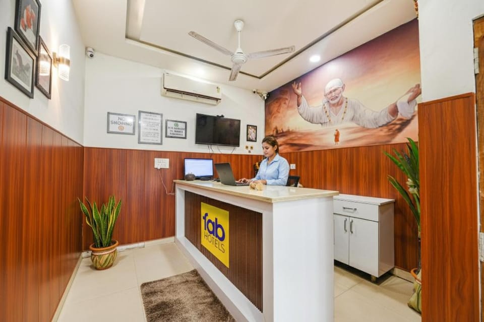 Via Shri Sai DX Hotel in Delhi