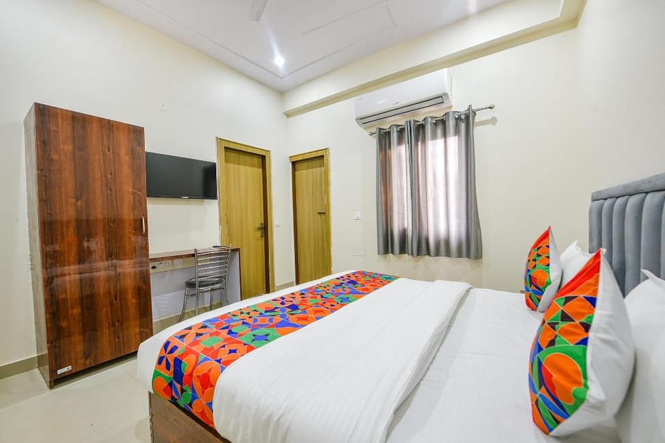 Via Palm Paradise Hotel in Noida