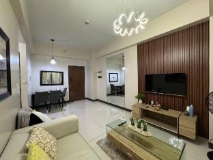 1BR Condo Near Venice Canal Mall & BGC w/ Balcony Apartment in Makati