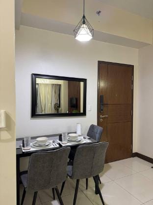 1BR Condo Near Venice Canal Mall & BGC w/ Balcony Apartment in Makati