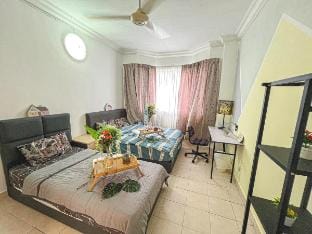 Puchong, 1-12pax, Projector, Free WiFi, 3BR Vacation rental in Subang Jaya