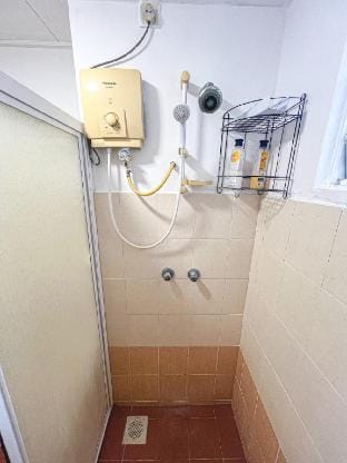 Puchong, 1-12pax, Projector, Free WiFi, 3BR Vacation rental in Subang Jaya