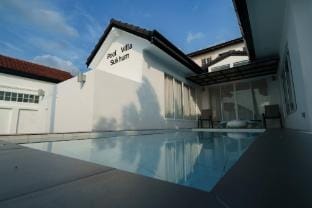 Newly Renovated 4BR Pool Villa in Phuket Town Villa in Chalong