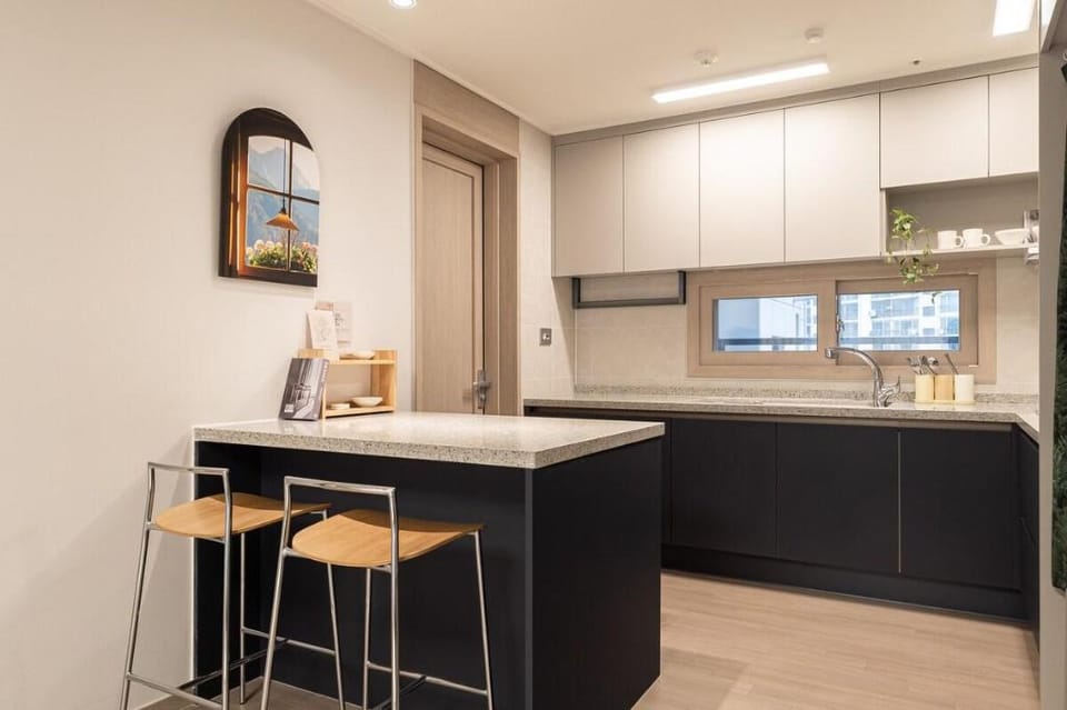 Stylish Modern Condo: 3Bed, 2Bath, 4 AirCon, 65"TV Apartment in Seoul
