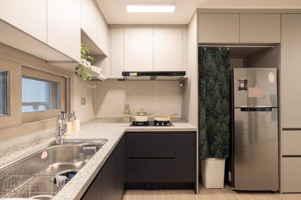 Stylish Modern Condo: 3Bed, 2Bath, 4 AirCon, 65"TV Apartment in Seoul