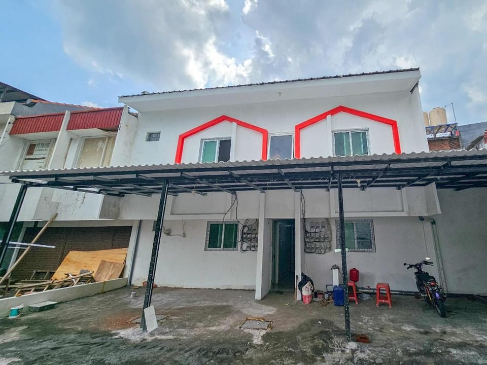 RedDoorz near Mulyosari Hotel in Surabaya