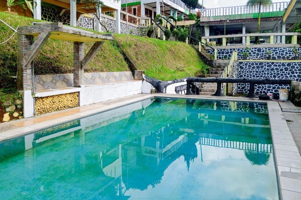 Villa Kampus Near Taman Safari Cisarua Puncak RedPartner Hotel in Cisarua
