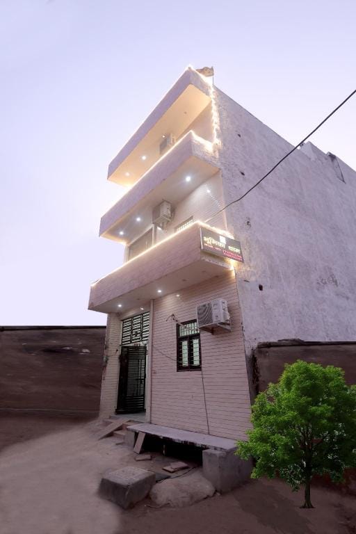 Bhumika dham guest house near prem mandir Hotel in Uttar Pradesh