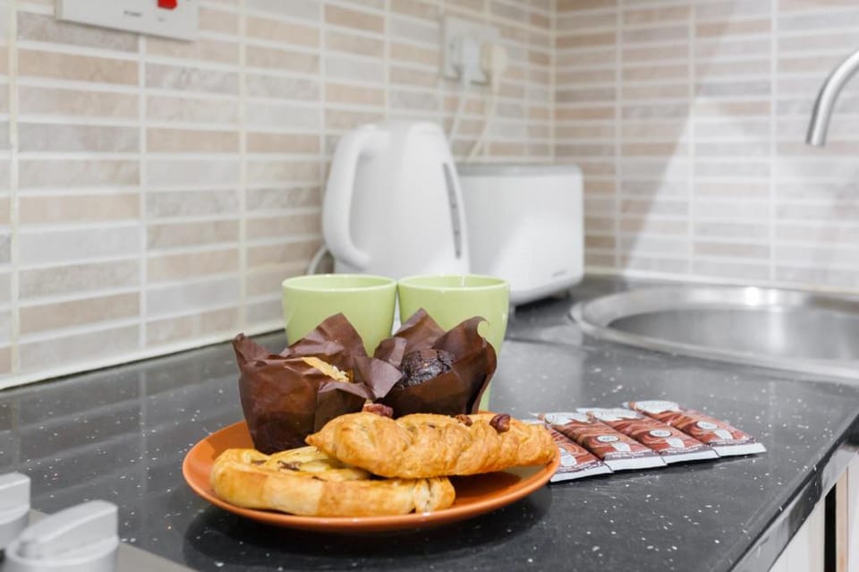 Euston Budget Apartment and Rooms Bed and Breakfast in London Borough of Islington