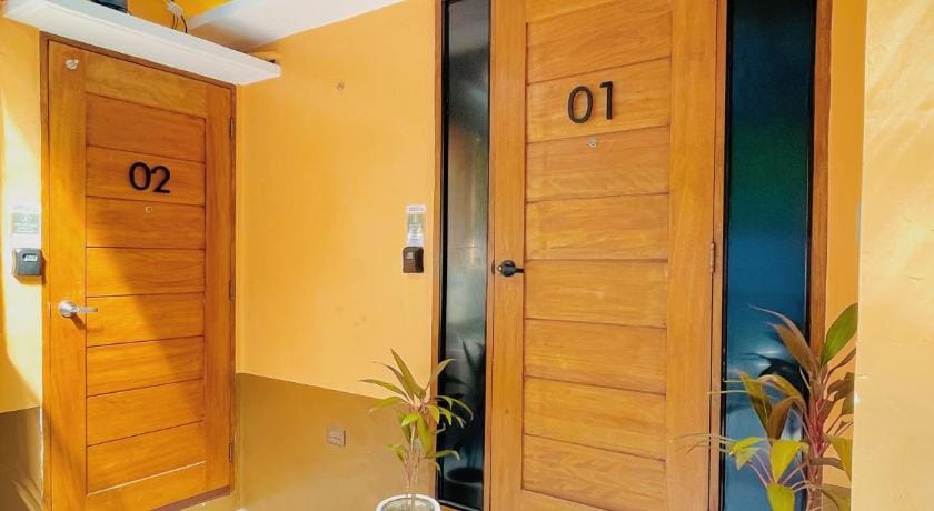 Group-Friendly Stay, Minutes from the Airport Apartment in Lapu-Lapu City