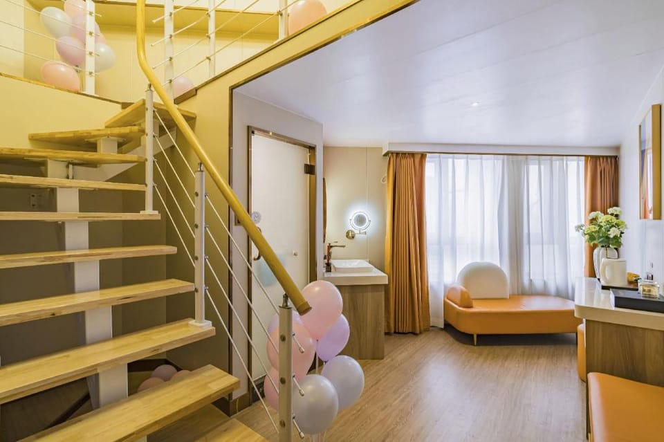 Dequan Luxury Hotel (Chaoyang High-speed Railway Station Shilibao Metro Station) Hotel in Beijing