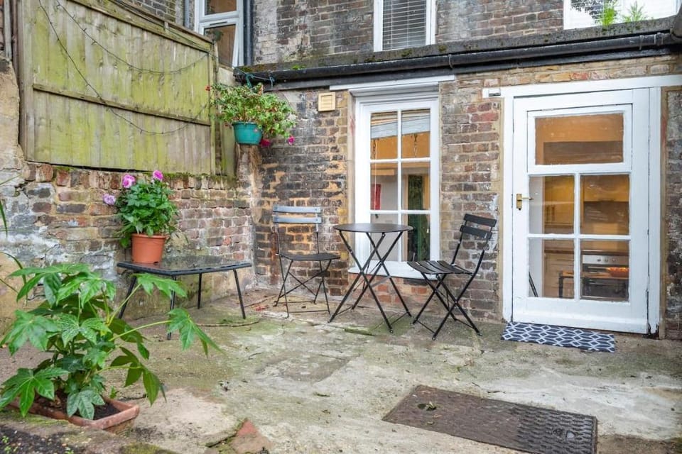 Chic 1-bed Garden Flat by Hostara Homes Apartment in London