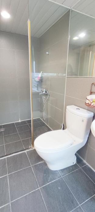Bright Room with Private Balcony, Good Remote Work Apartment in Taipei City