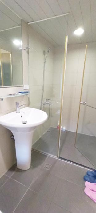 Bright Room with Private Balcony, Good Remote Work Apartment in Taipei City