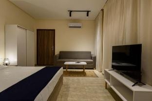 Nomad Studio W/Balcony,Mokkatam, by Travelholic Apartment in Cairo Governorate