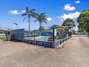 Waters Edge Holiday Park Campground/ 
RV Resort in Lakes Entrance