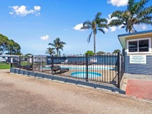 Waters Edge Holiday Park Campground/ 
RV Resort in Lakes Entrance