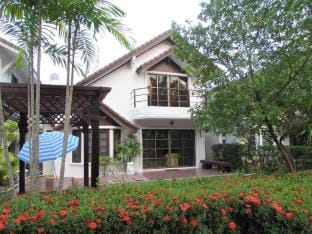 Villa with garden near the beach     C8 Villa in Chon Buri Changwat