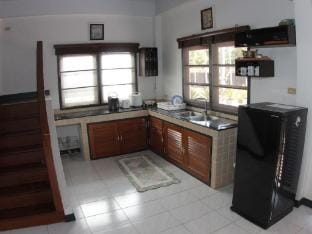 Villa with garden near the beach     C8 Villa in Chon Buri Changwat