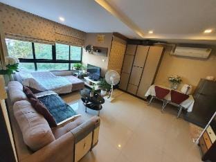Homey 1 B/R 48sqm @ Ratchada Centre BKK Vacation rental in Bangkok