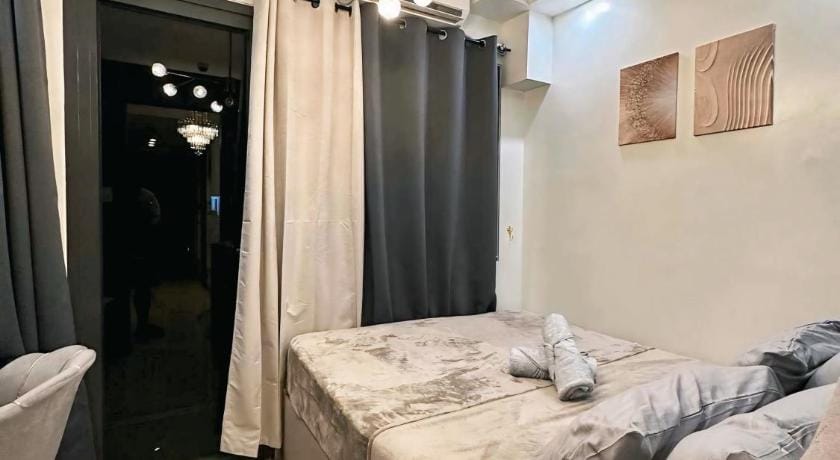 Top Tier Stays: Prime Amenities Apartment in Pasay