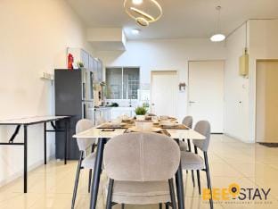 Taiping | Nature Escape with Pool & Netflix 8PAX Apartment in Perak