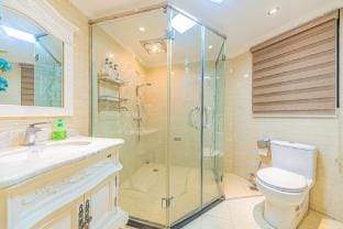 Mist Haven - Yuejiang Luxury Four-Bedroom Suite with River View, Five Beds, European Style Apartment in China