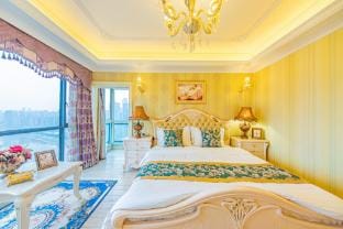 Mist Haven - Yuejiang Luxury Four-Bedroom Suite with River View, Five Beds, European Style Apartment in China