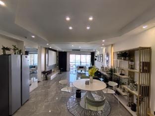 Wu Chao - Linjiang, Luxury Large Flat with River View, Four Rooms and Four Beds Apartment in China