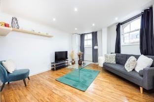 City Chic Apartment Steps from Liverpool Street Apartment in City of Westminster