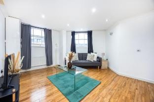 City Chic Apartment Steps from Liverpool Street Apartment in City of Westminster
