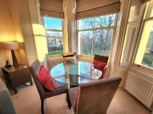 Elegant 2BR Apartment Steps from Tube Apartment in City of Westminster