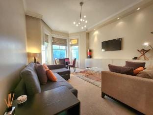 Elegant 2BR Apartment Steps from Tube Apartment in City of Westminster