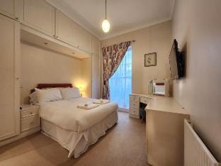 Elegant 2BR Apartment Steps from Tube Apartment in City of Westminster