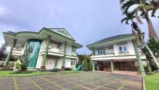 villa palem5 Villa in Cisarua