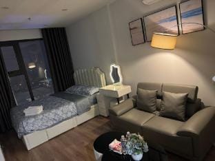 Vinhomes Smart City - Lake View Apartment in Laos