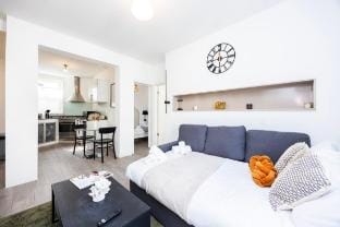 Classy 2 Bedroom Near Old Street Station Apartment in London Borough of Islington