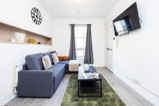Classy 2 Bedroom Near Old Street Station Apartment in London Borough of Islington