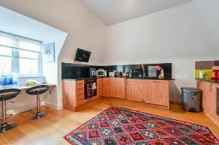 3BR Brentford Apt Overlooking Syon Park| Kew 5min Vacation rental in Brentford