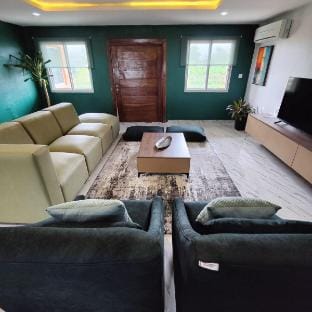 Large 4BR Stylish Emerald Apt | Quiet Location Vacation rental in Lagos