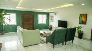 Large 4BR Stylish Emerald Apt | Quiet Location Vacation rental in Lagos