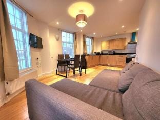 Spacious 2-Bed Flat - Close to Tube, Sleeps 6 Apartment in London