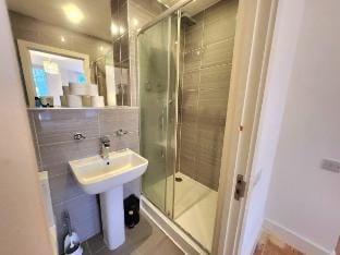 Spacious 2-Bed Flat - Close to Tube, Sleeps 6 Apartment in London