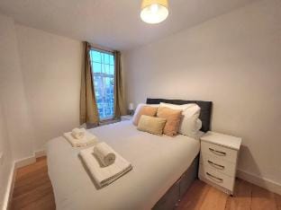 Comfortable 2BR Flat - 1 Min to Tube, Sleeps 6 Apartment in London