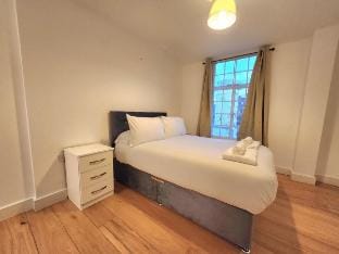 Comfortable 2BR Flat - 1 Min to Tube, Sleeps 6 Apartment in London