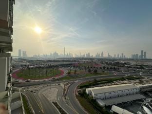 Sunset Haven - Chic Creek Studio Apartment in Dubai