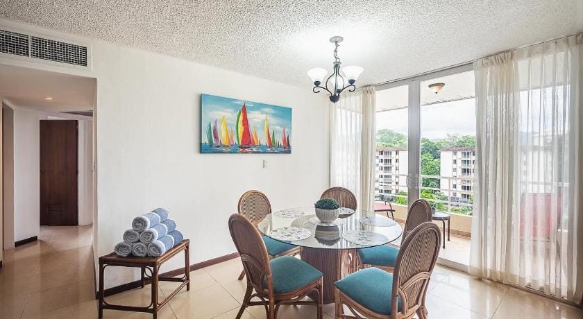 Costa Linda Jaco Beach pool view Balcony Apartment in Jaco